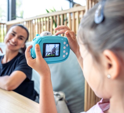 niña con camara de fotos y video digital